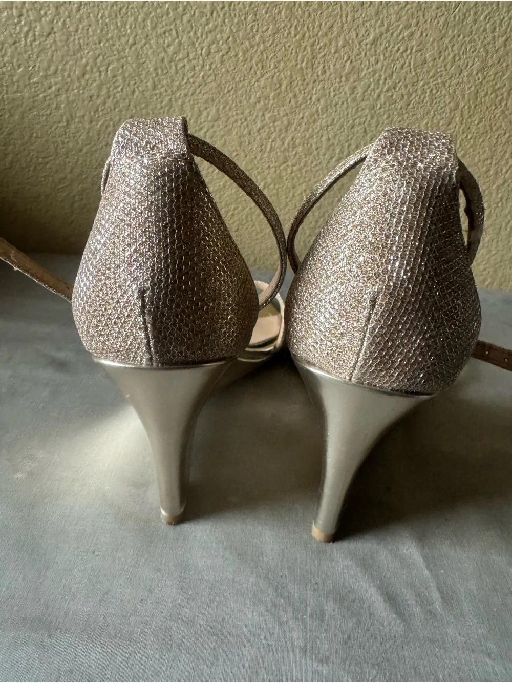 Jewel Badgley Mischka Gold Glitter Ankle-Tie Wedge Sandals
